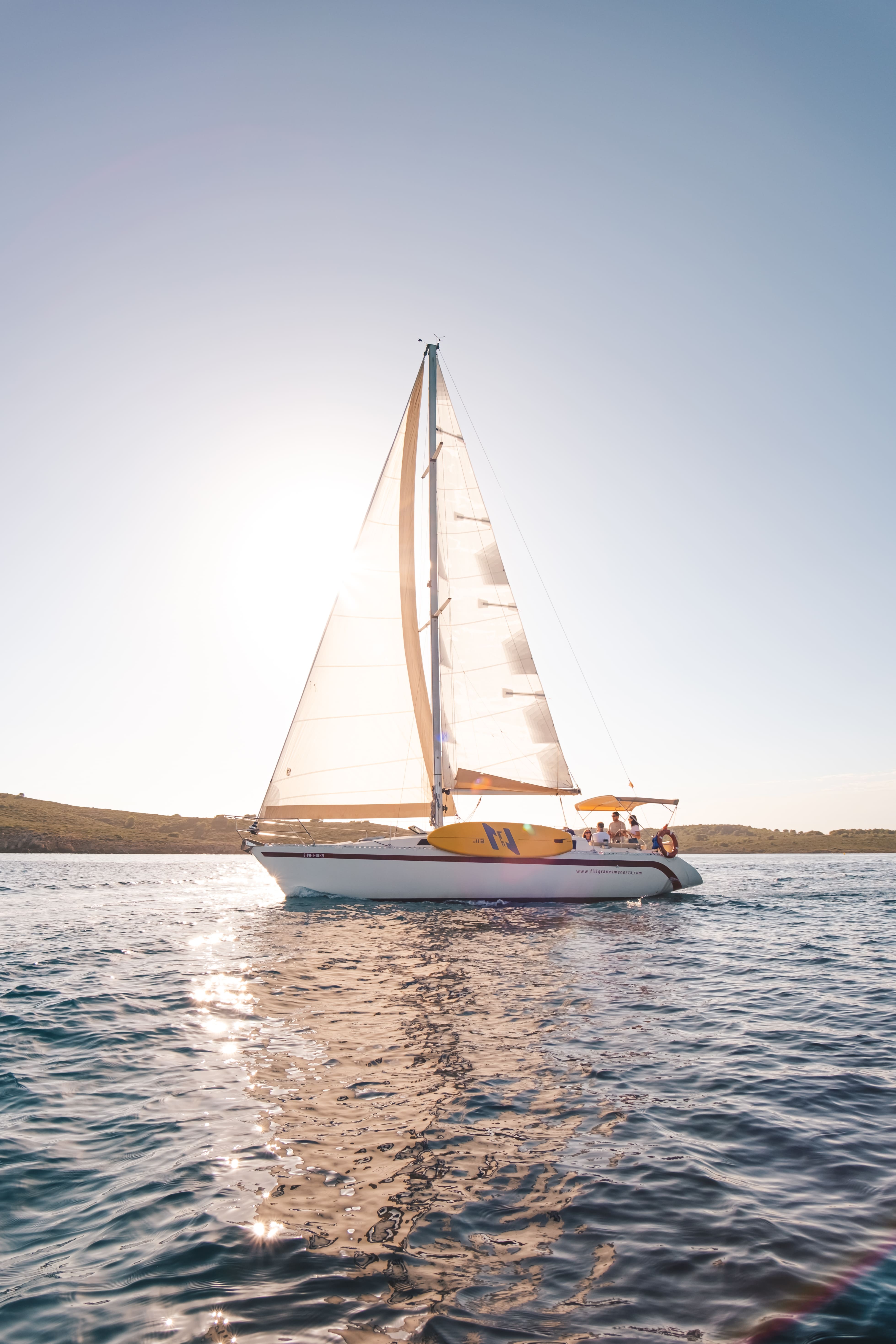 Atardecer en velero privado desde Fornells