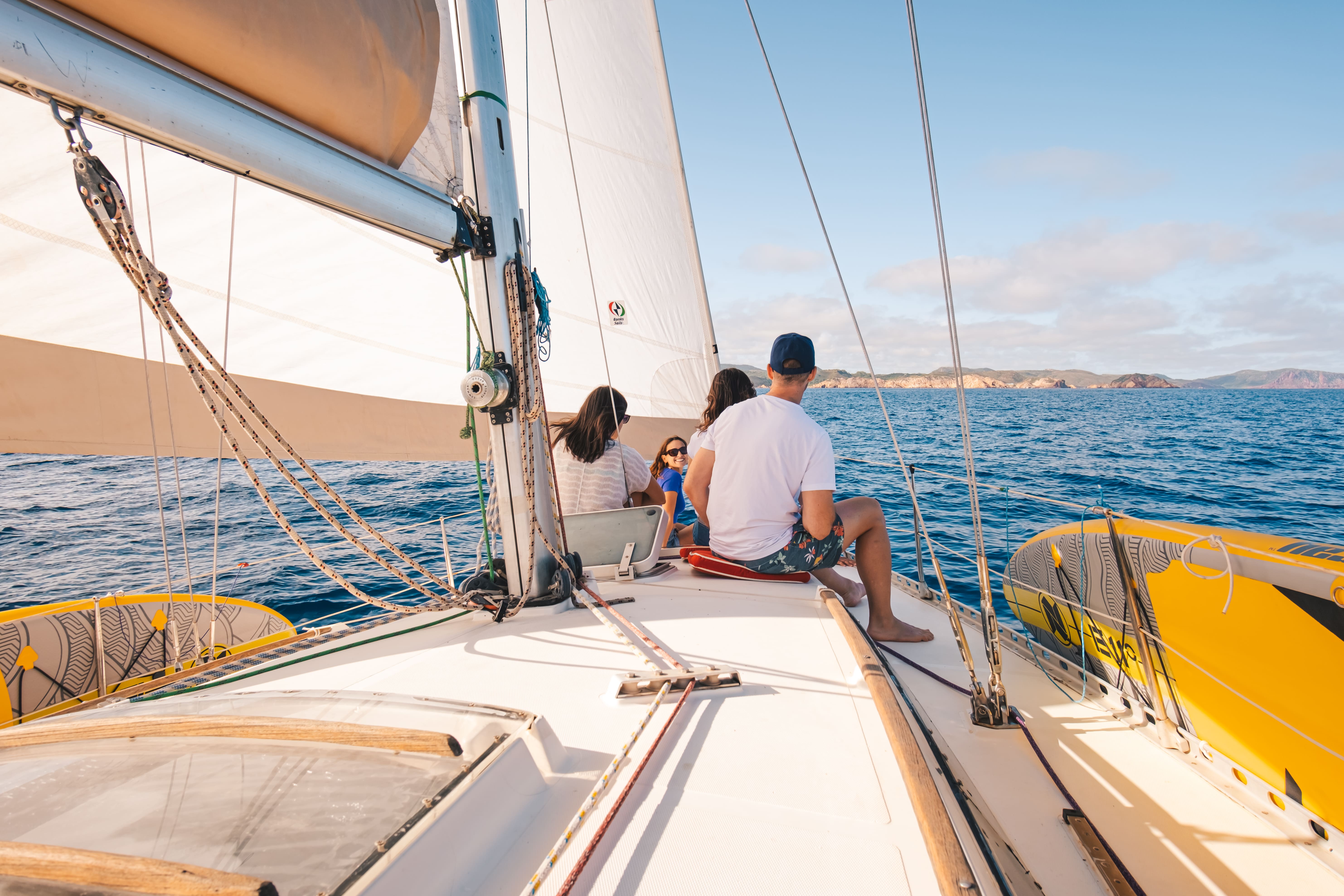 Atardecer en velero privado desde Fornells